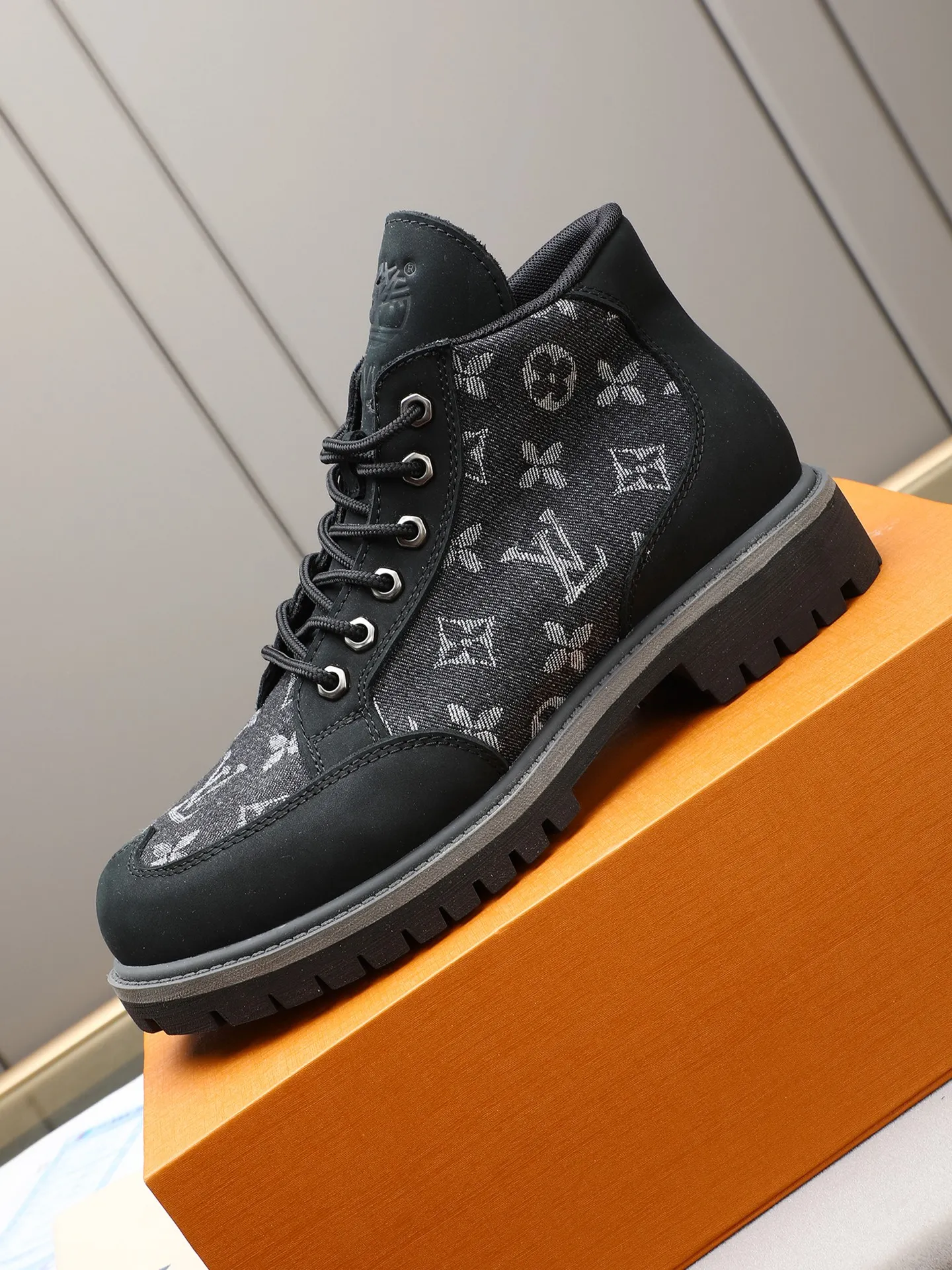 PP460 LOUIS VUITTON ss25 LV donkey brand new thick-soled lace-up big-toe shoes men's casual shoes high-top short boots. These boots are crafted from top-grain calf leather for a lightweight and comfortable fit. The thick EVA outsole is embellished with eye-catching ridges, and the trendy attitude of being both strong and soft makes it an everyday choice. ✔Upper: imported first-layer cowhide ✔Inner lining: sheep lining ✔Outsole: original molded outsole Size: 38-44 (45 customized)